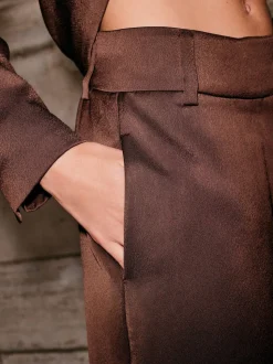 Chocoladebruin - Satijnen broek met wijde pijpen en elastiek in de achterkant