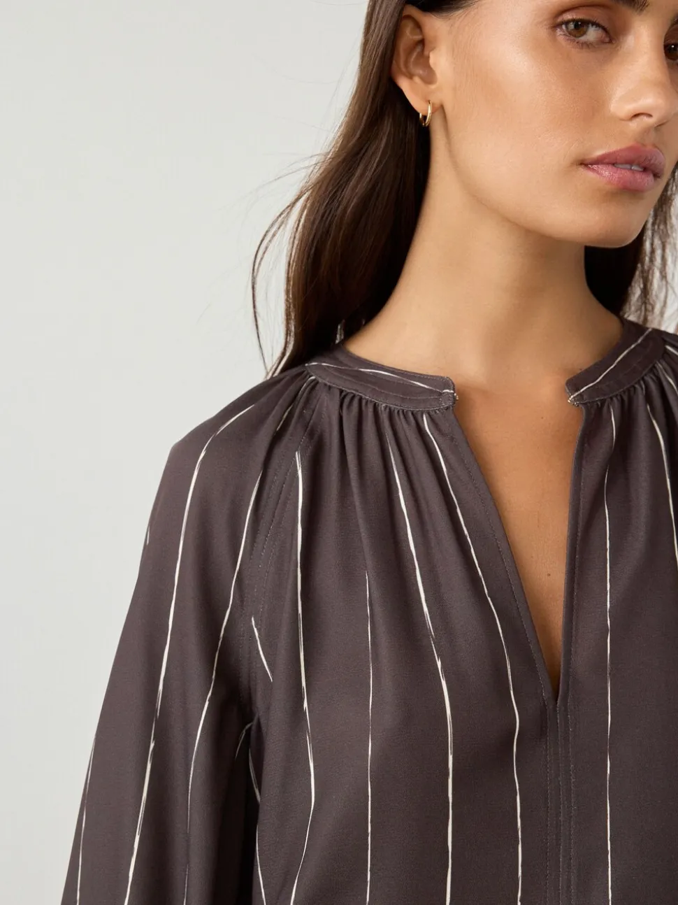 Chocoladebruin gestreept - Blouse met V-hals en lange mouwen