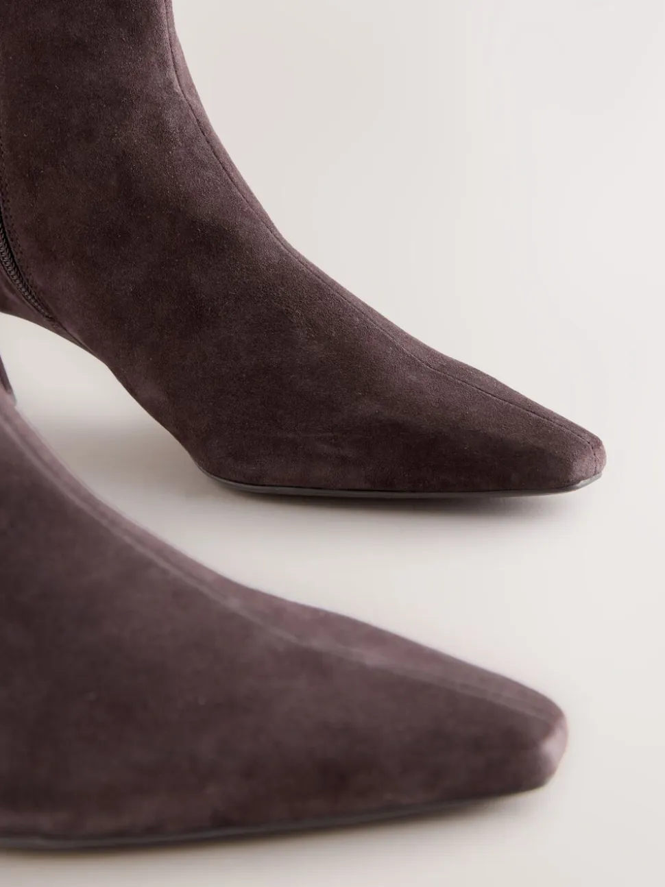 Chocoladebruin suède - Forever Comfort® enkellaarsjes met hak en spitse neus
