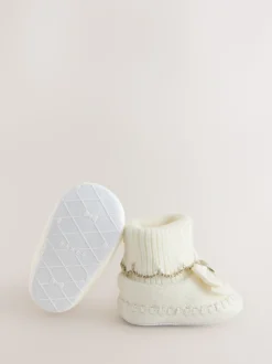 Crème - Gebreide padderslaarsjes met geschulpte rand voor babymeisjes met strik