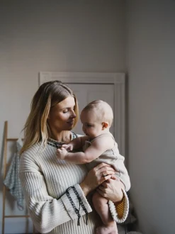 Crème - The Little Tailor stijlvol gebreid babyrompertje van 100% katoen