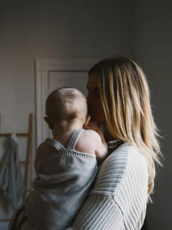 Crème - The Little Tailor stijlvol gebreid babyrompertje van 100% katoen