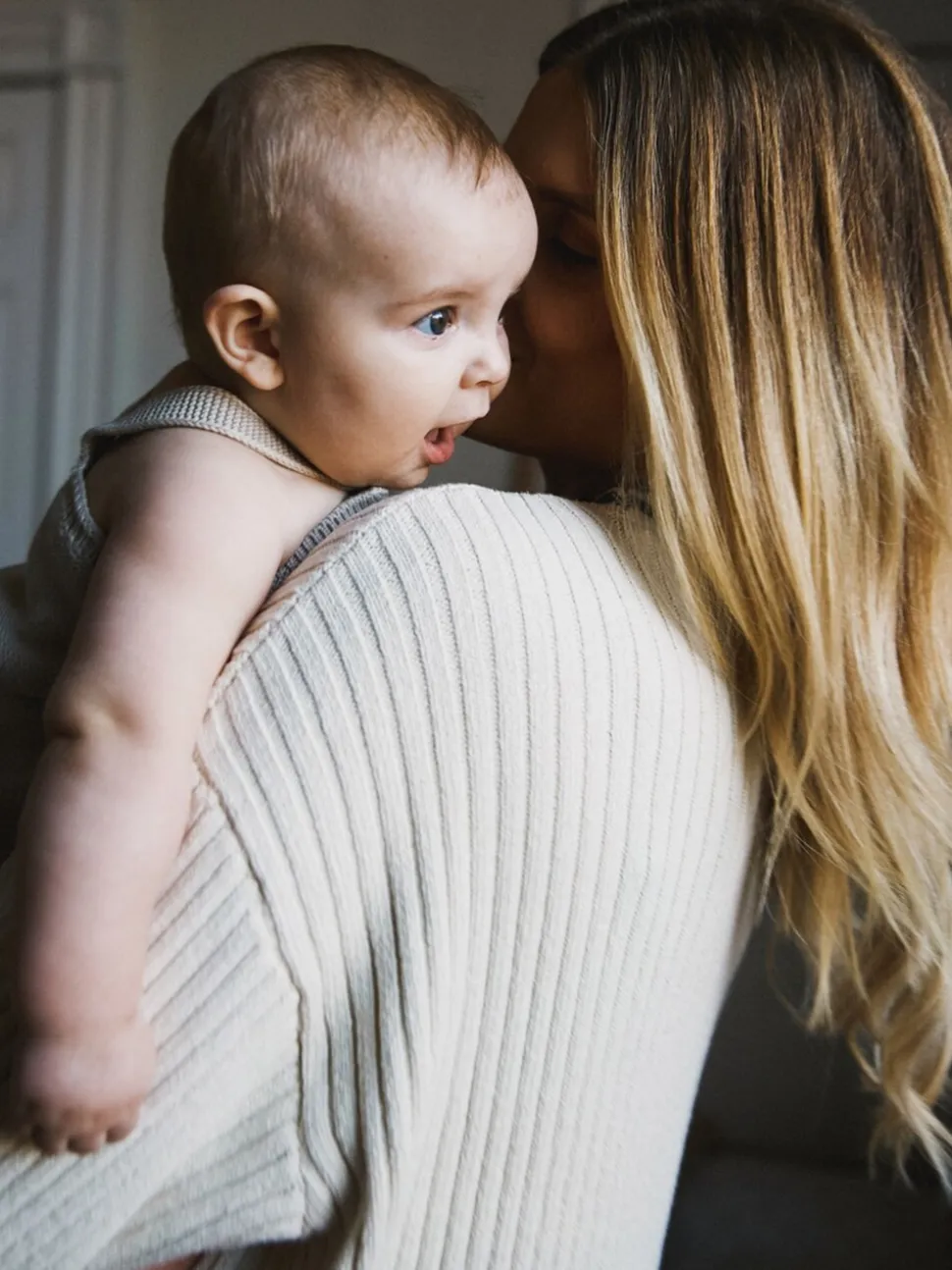 Crème - The Little Tailor stijlvol gebreid babyrompertje van 100% katoen