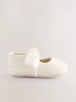 Crèmekleurig kant - Feestelijke babyschoenen met strik vooraan (0 - 24 mnd)