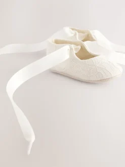 Crèmekleurig kant - Feestelijke babyschoenen met strik vooraan (0 - 24 mnd)