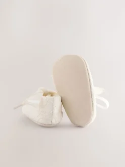 Crèmekleurig kant - Feestelijke babyschoenen met strik vooraan (0 - 24 mnd)
