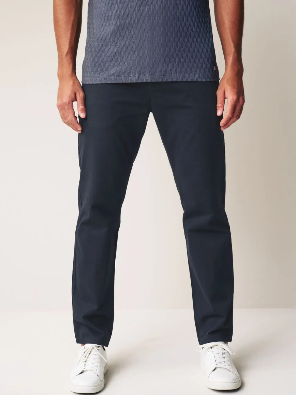 Donkerblauw - Straight-fit chino van 100% katoen