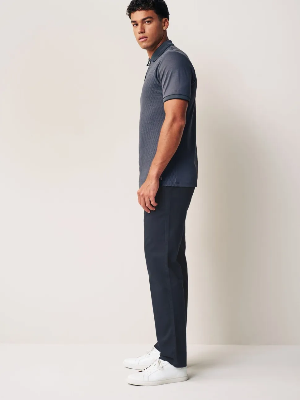 Donkerblauw - Straight-fit chino van 100% katoen