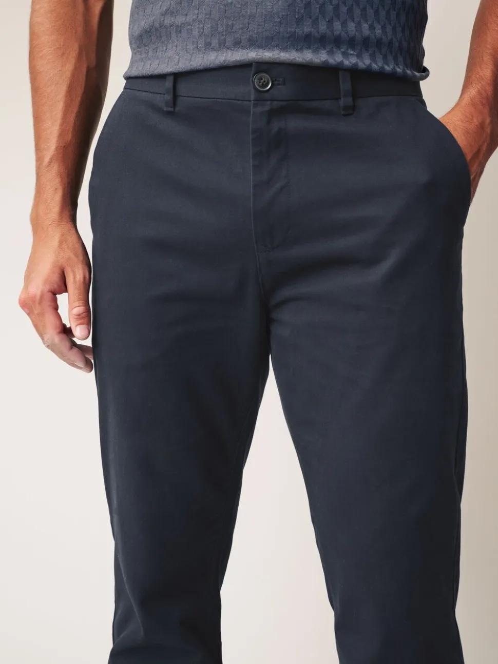 Donkerblauw - Straight-fit chino van 100% katoen
