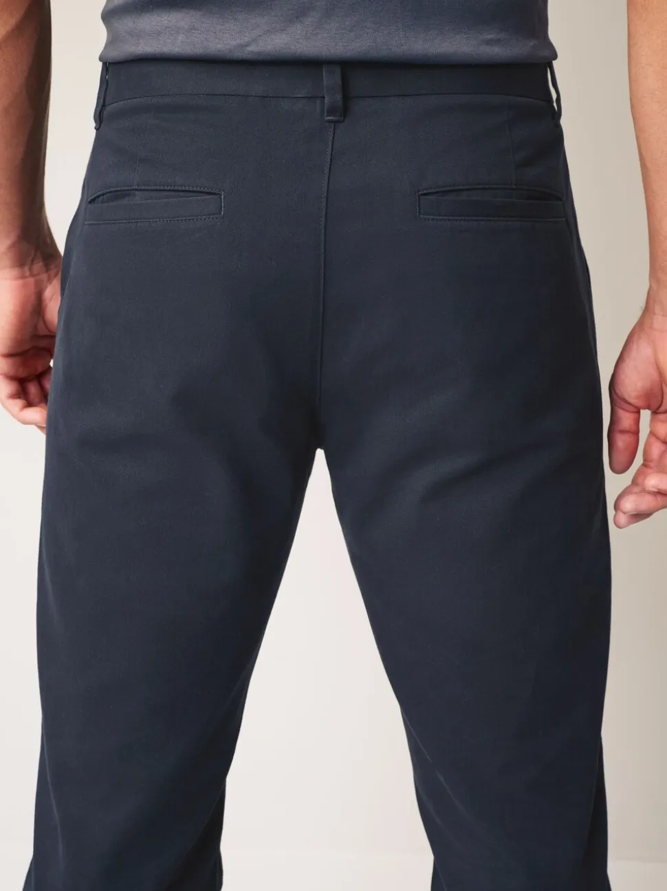 Donkerblauw - Straight-fit chino van 100% katoen