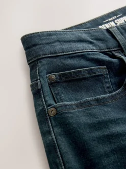 Donkerblauwe wassing - Klassieke stretchjeans met standaard taps toelopende pasvorm