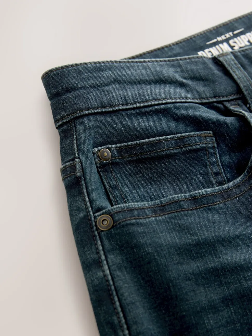 Donkerblauwe wassing - Klassieke stretchjeans met standaard taps toelopende pasvorm
