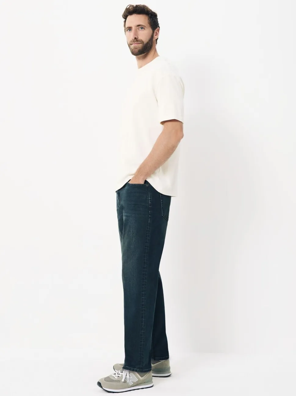 Donkerblauwe wassing - Klassieke stretchjeans met standaard taps toelopende pasvorm