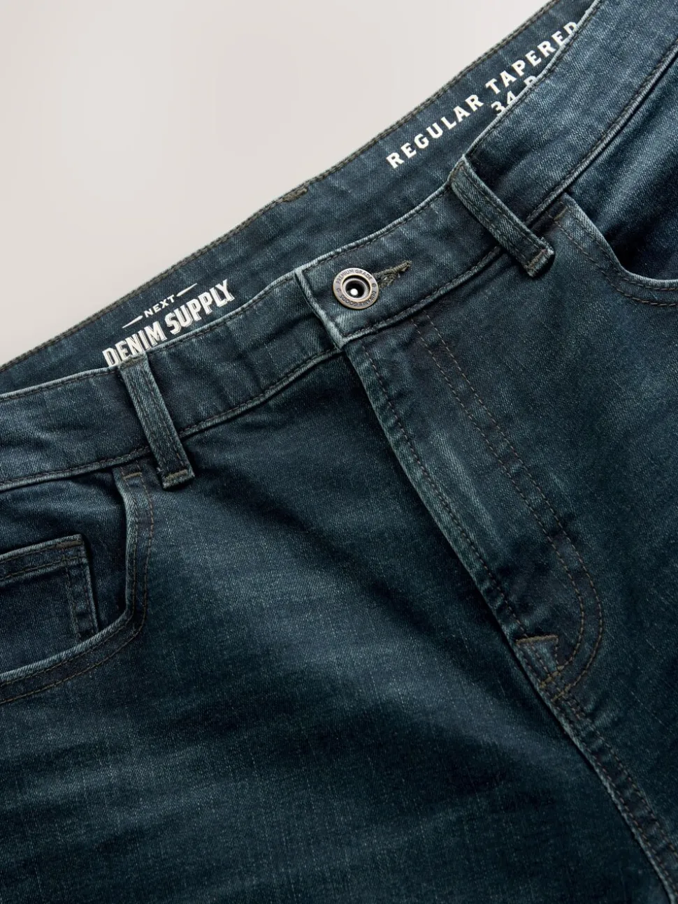 Donkerblauwe wassing - Klassieke stretchjeans met standaard taps toelopende pasvorm