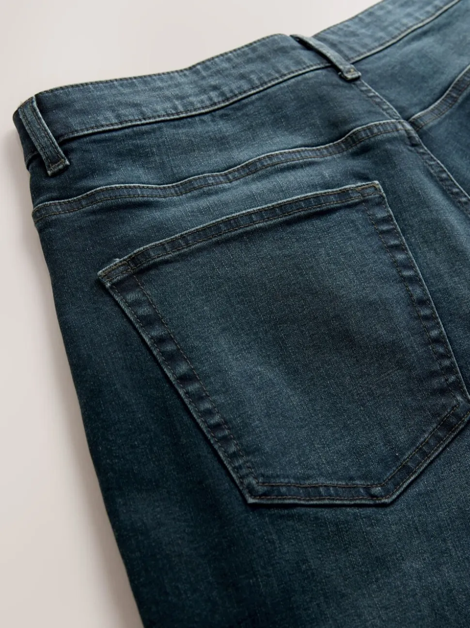 Donkerblauwe wassing - Klassieke stretchjeans met standaard taps toelopende pasvorm