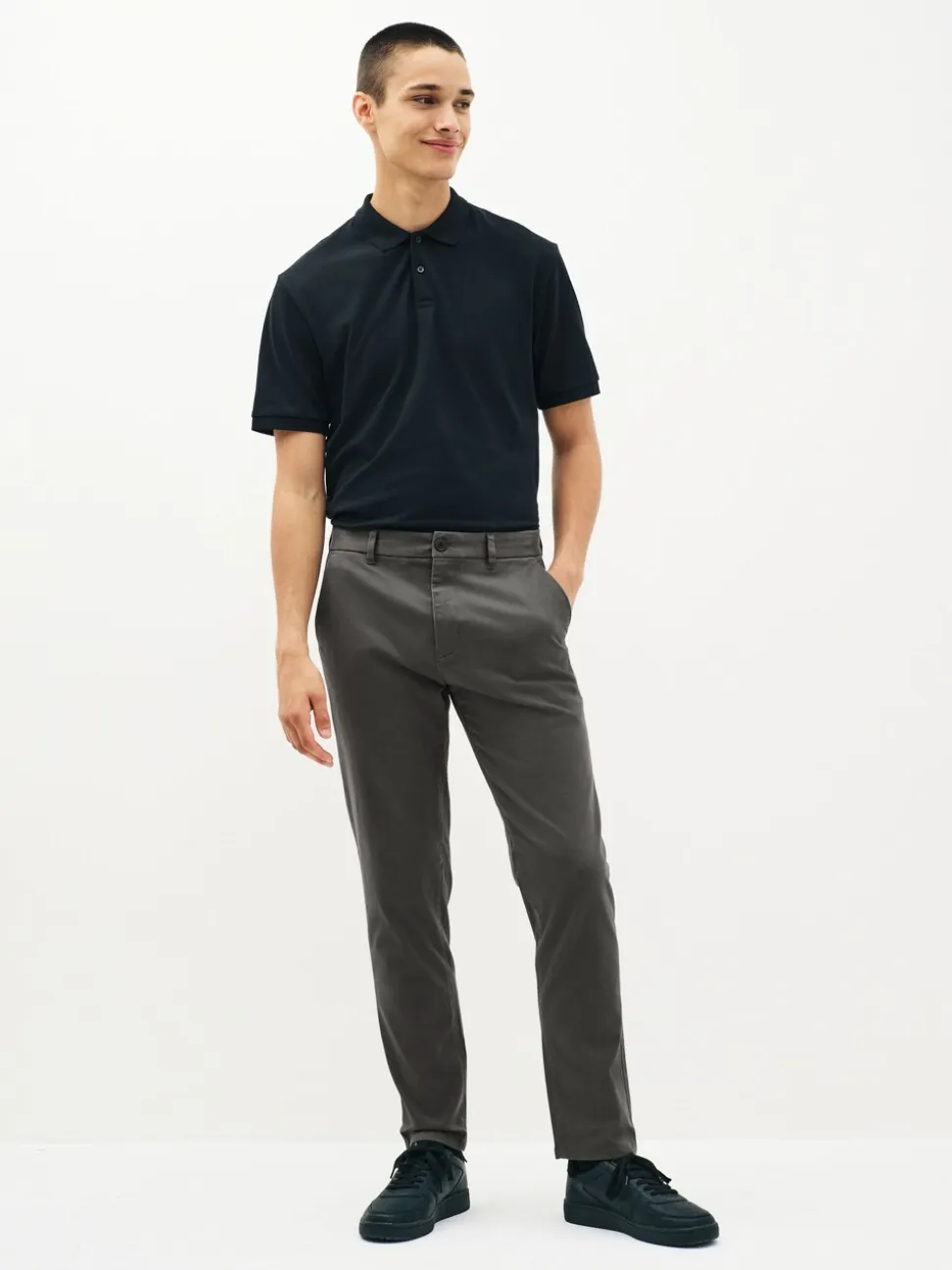 Donkergrijs - Standaard toelopende pasvorm - Stretchy chino