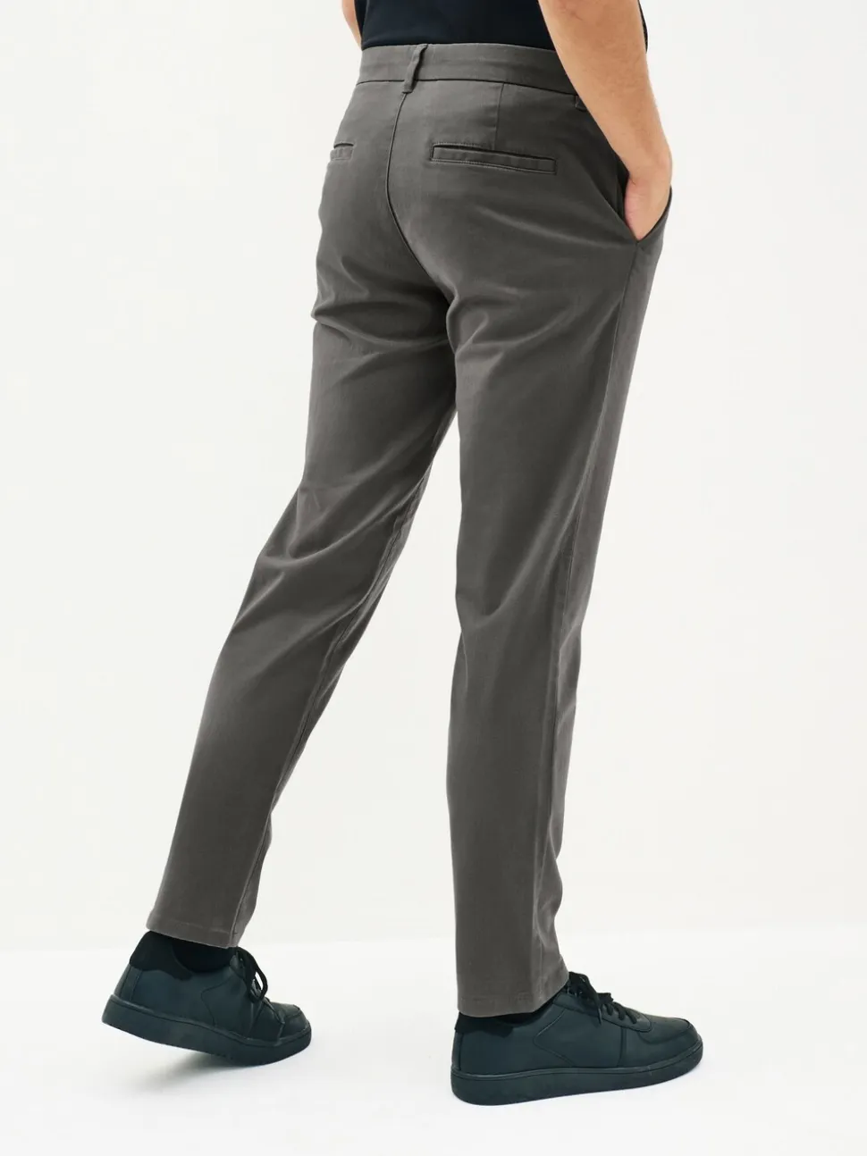 Donkergrijs - Standaard toelopende pasvorm - Stretchy chino