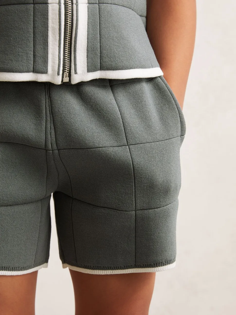 Donkersaliegroen - Reiss Barbor Tipped Knit Stitch-Detail Shorts