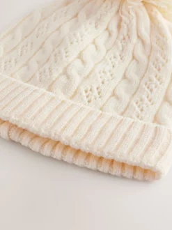 Ecru - Pointelle kabelgebreide muts met pompon (0mnd-2jr)