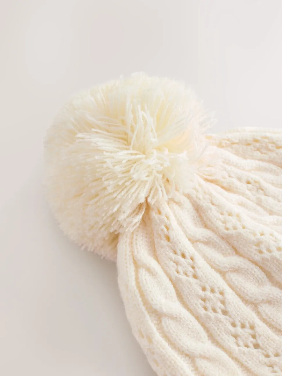 Ecru - Pointelle kabelgebreide muts met pompon (0mnd-2jr)