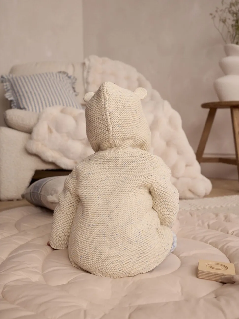 Ecru gemêleerd - Gebreid babyvest met capuchon