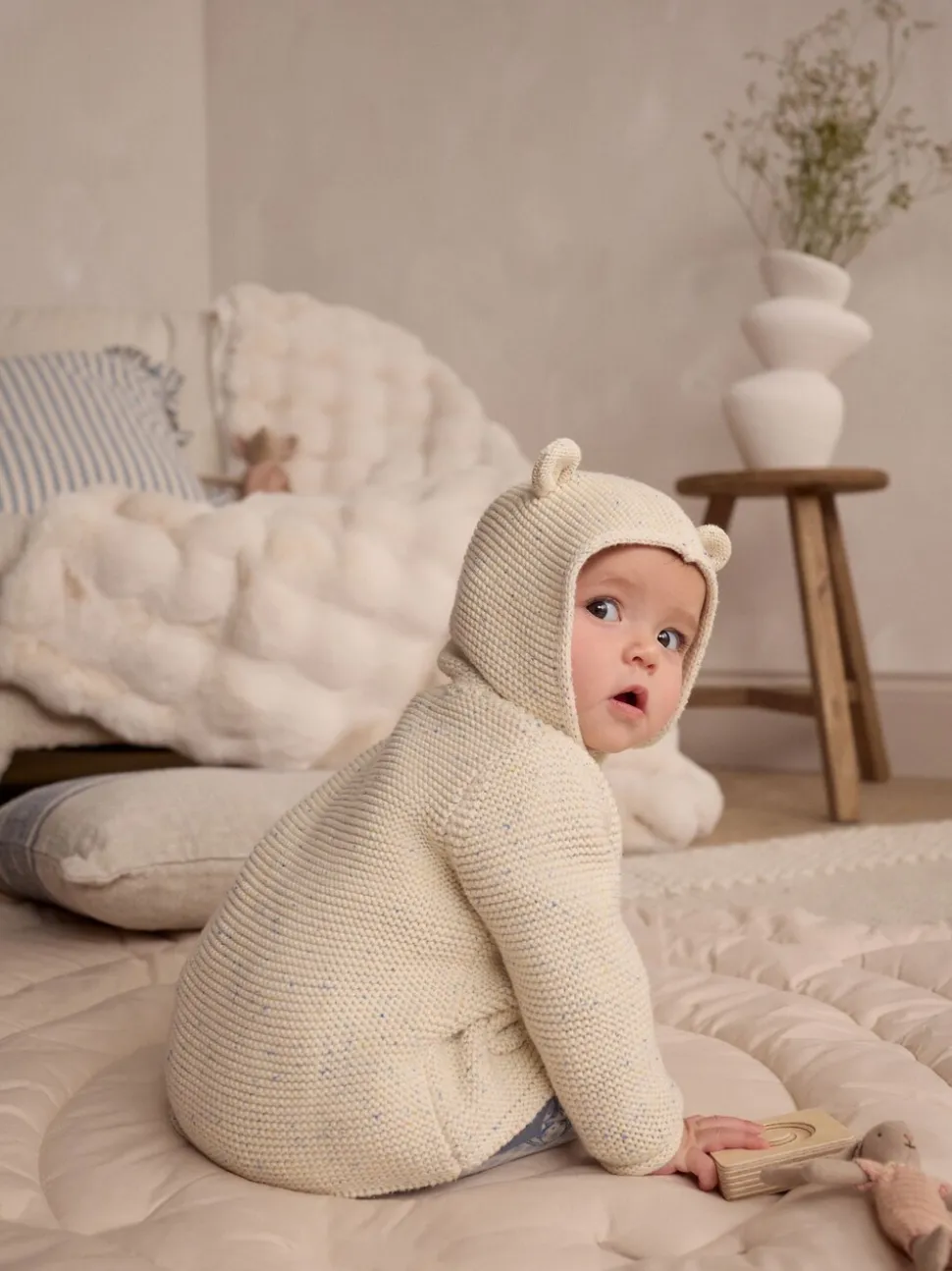 Ecru gemêleerd - Gebreid babyvest met capuchon