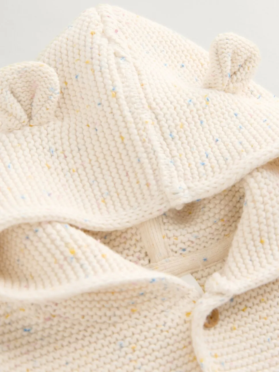 Ecru gemêleerd - Gebreid babyvest met capuchon