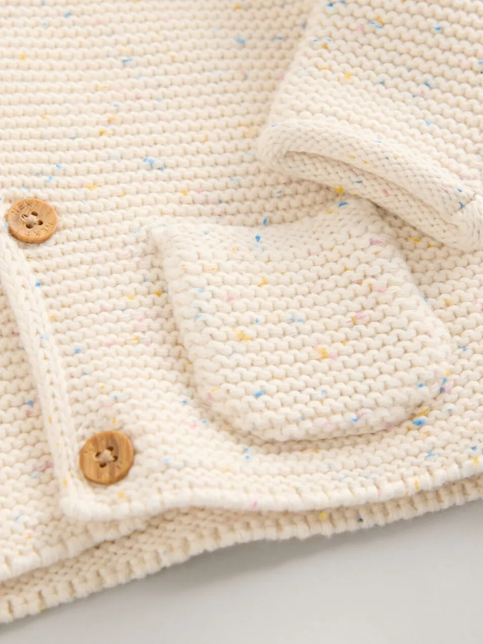Ecru gemêleerd - Gebreid babyvest met capuchon