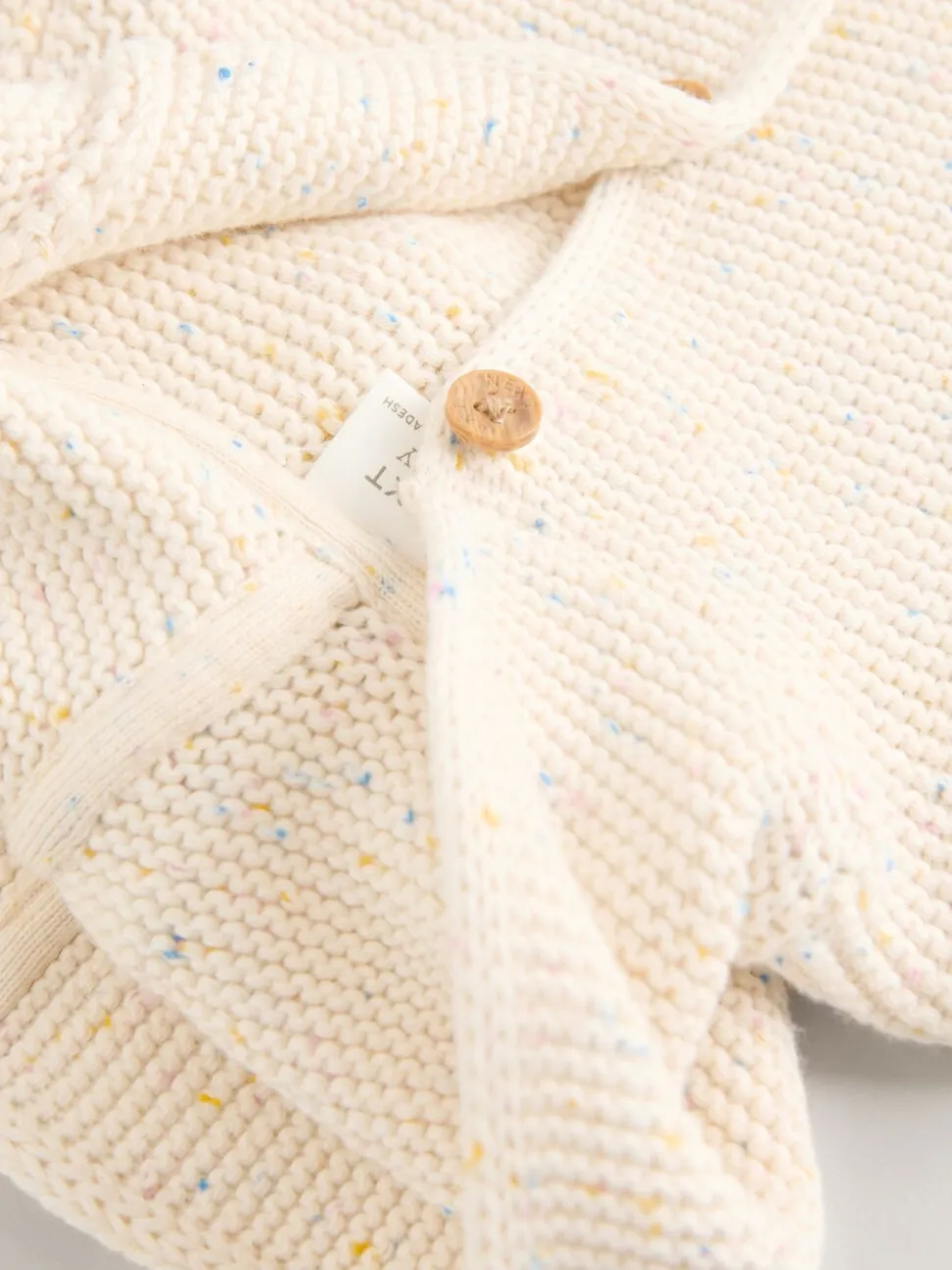 Ecru gemêleerd - Gebreid babyvest met capuchon