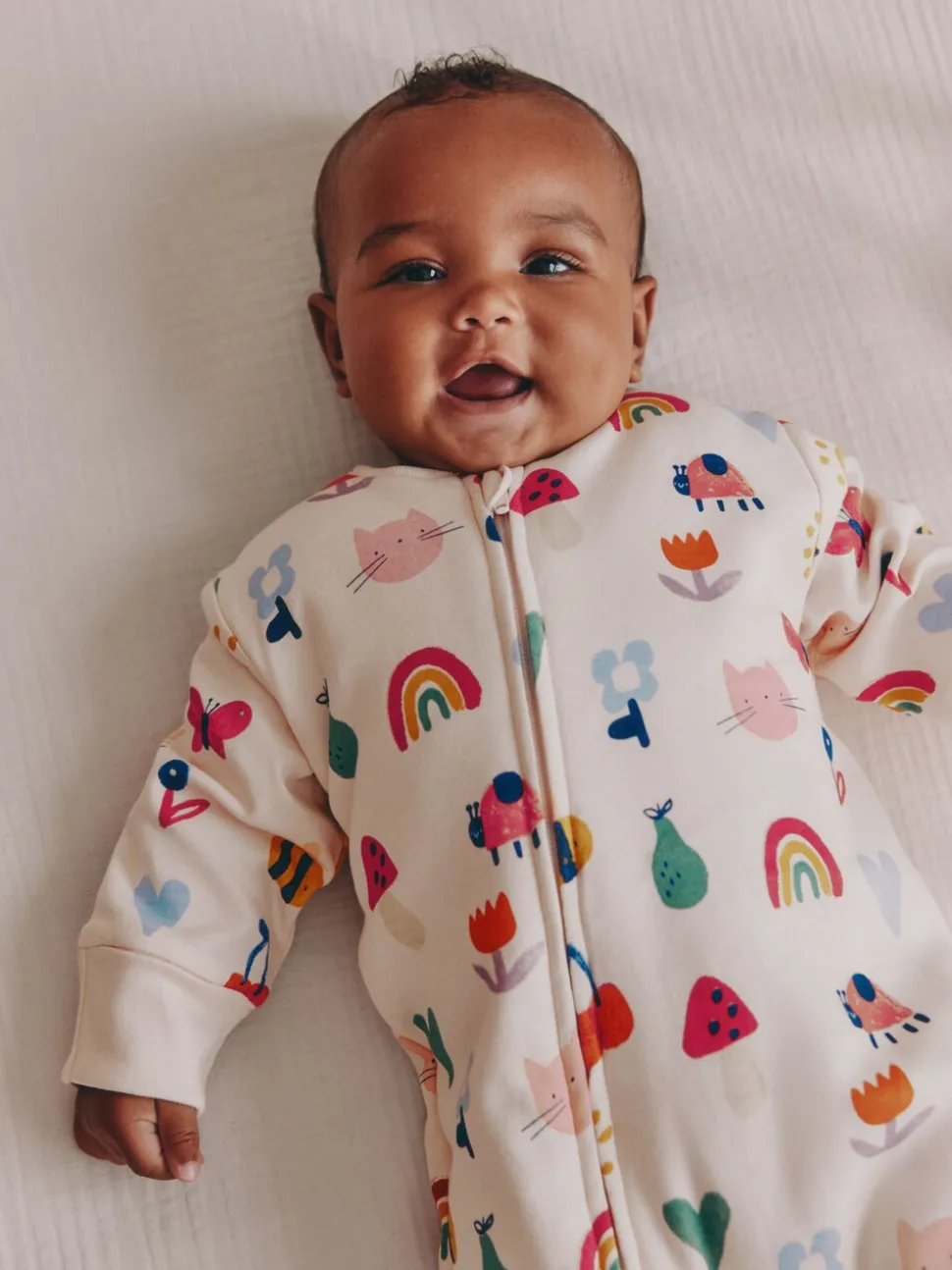 Felgekleurd met figuurtjes - 2.5 TOG gewatteerde babypyjama