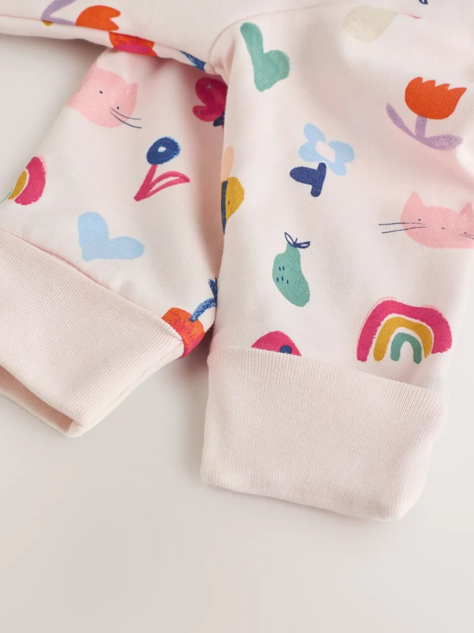Felgekleurd met figuurtjes - 2.5 TOG gewatteerde babypyjama