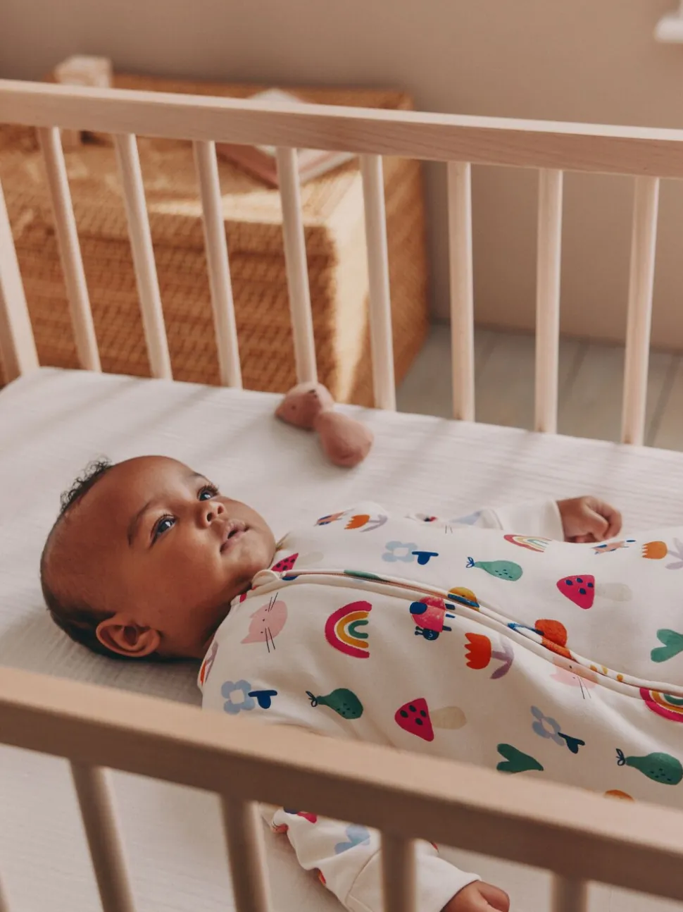 Felgekleurd met figuurtjes - 2.5 TOG gewatteerde babypyjama