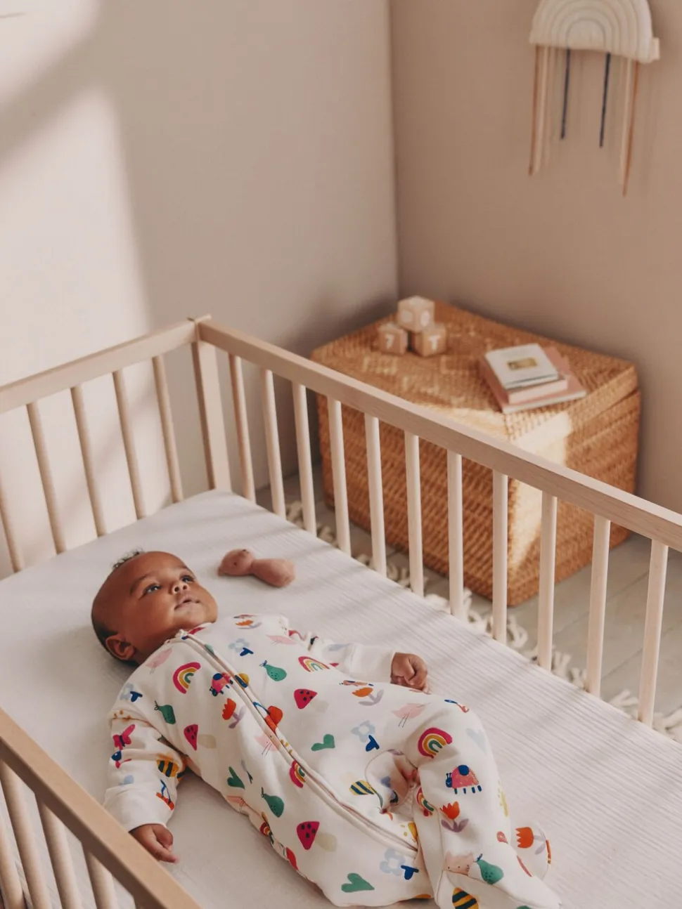 Felgekleurd met figuurtjes - 2.5 TOG gewatteerde babypyjama