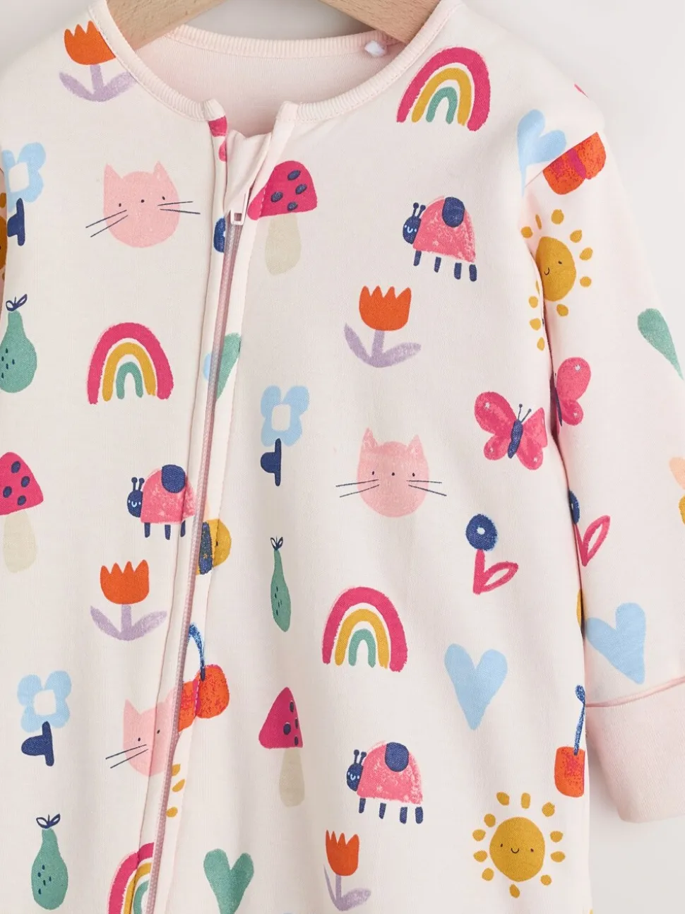 Felgekleurd met figuurtjes - 2.5 TOG gewatteerde babypyjama
