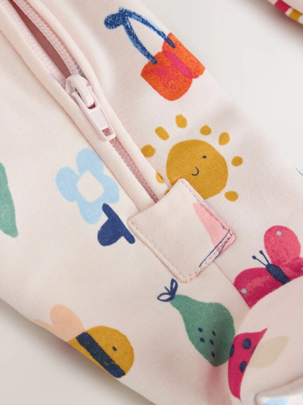 Felgekleurd met figuurtjes - 2.5 TOG gewatteerde babypyjama
