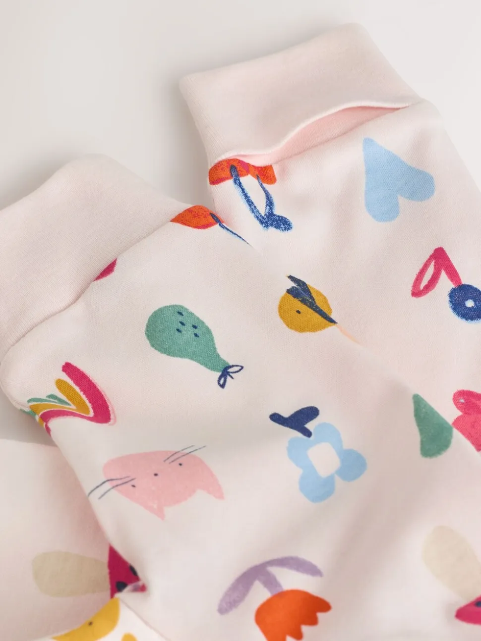 Felgekleurd met figuurtjes - 2.5 TOG gewatteerde babypyjama