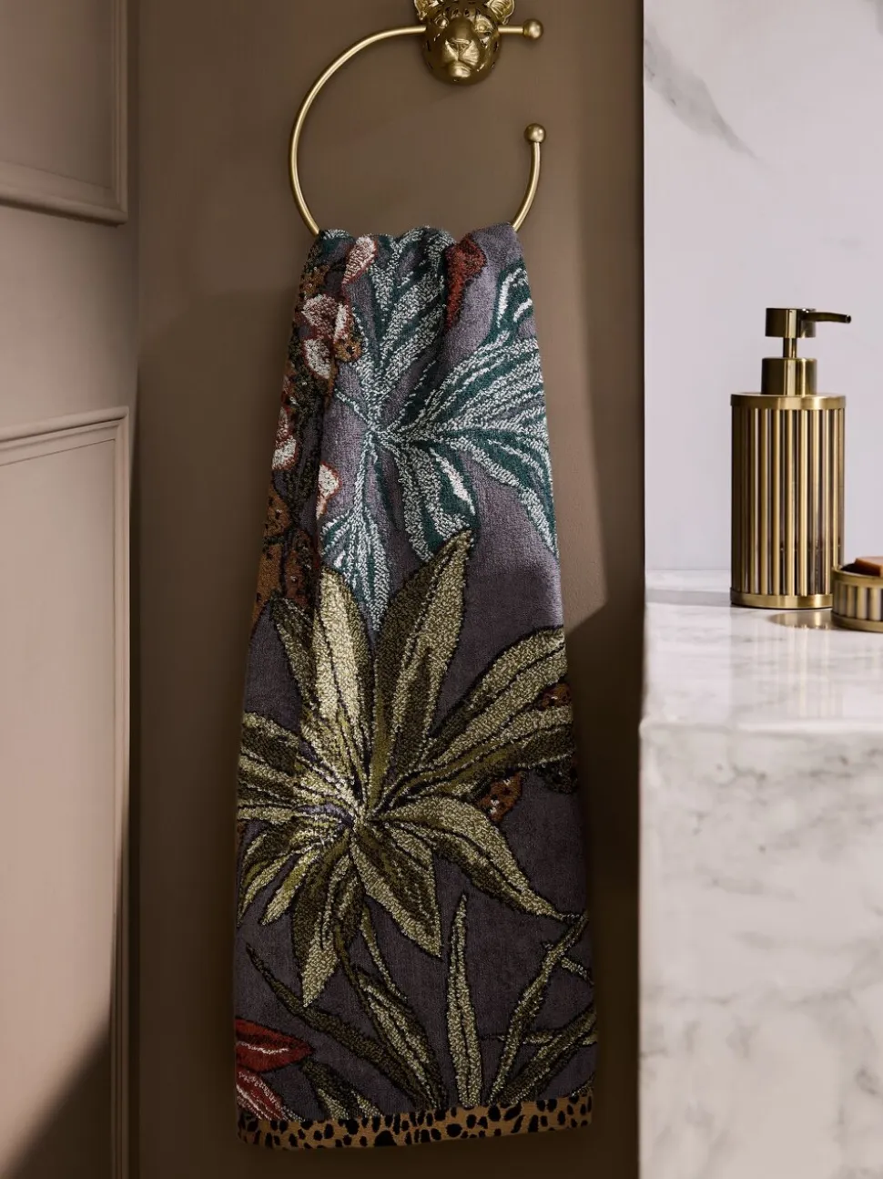 Floral Chic Leaf Towel