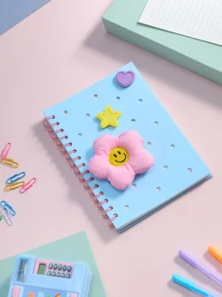 Flower Power A5 gelinieerd notitieboek met bedels op de voorkant