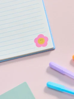 Flower Power A5 gelinieerd notitieboek met bedels op de voorkant