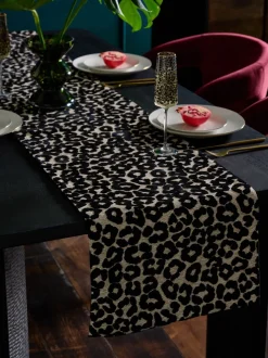 Fluwelen tafelloper met luipaardprint