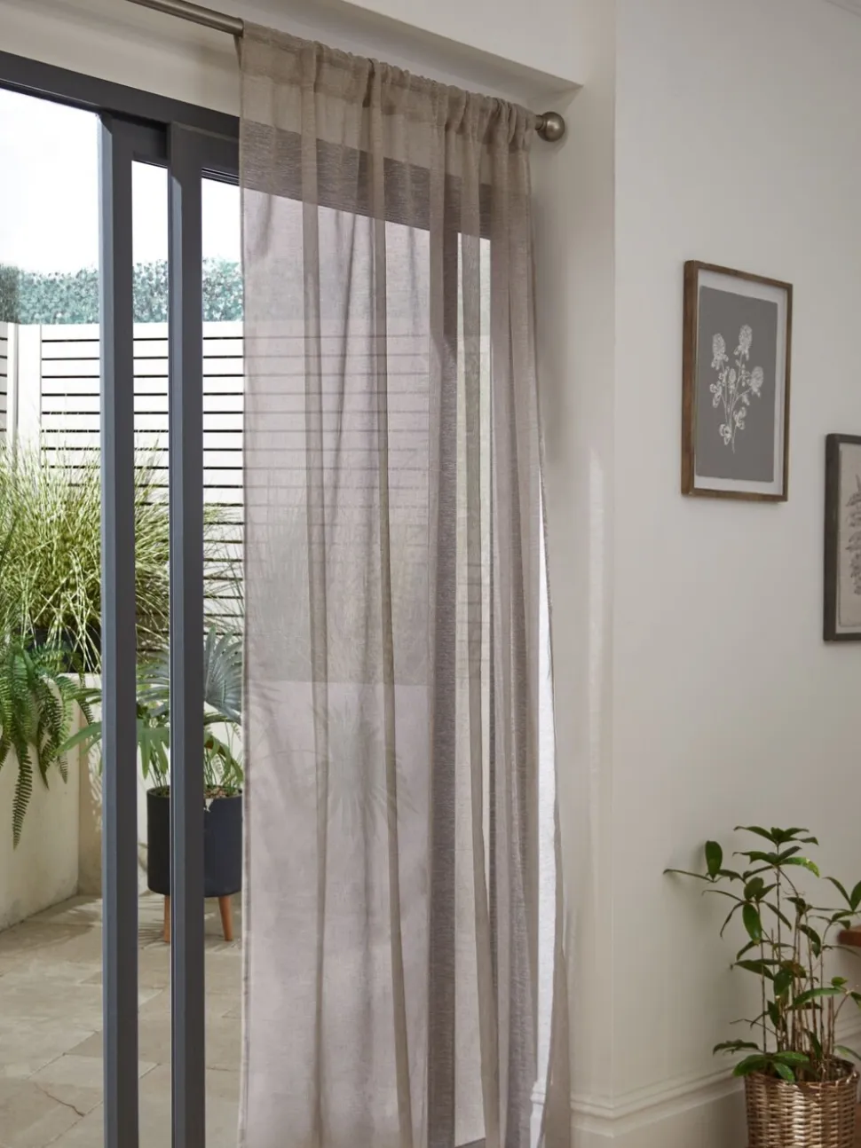 Gordijnen met gesloten bovenkant van doorschijnenden voile met linnenlook