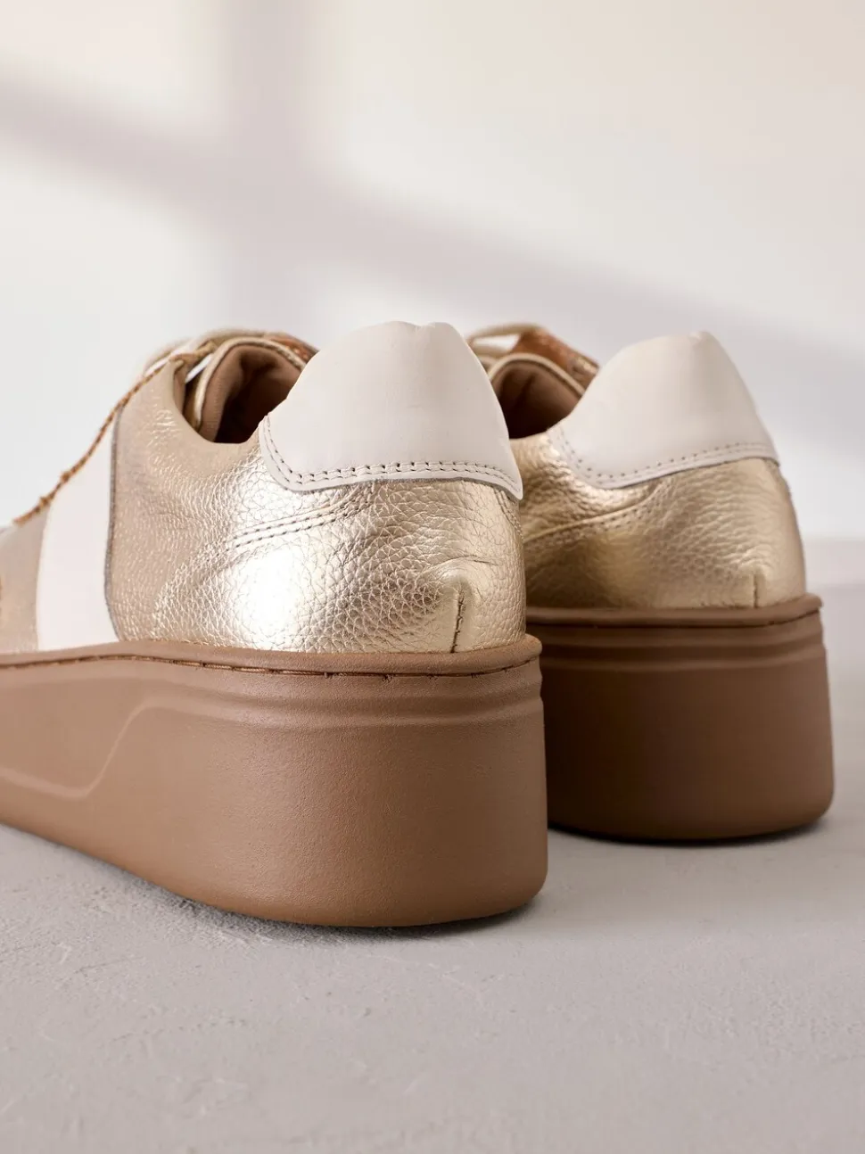 Goud - Signature premium leren sneakers met veters en grove sleehak