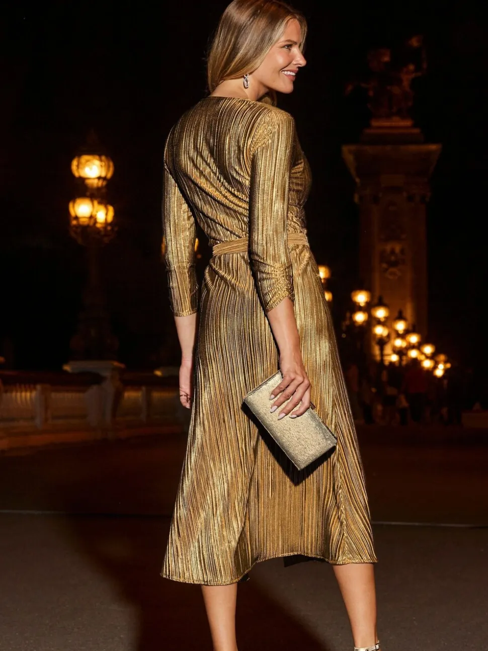 Goud - Sosandar Metallic plissé overslagjurk met aansluitend lijfje en uitlopende rok