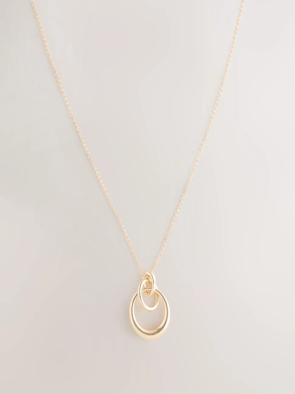 Goudkleurig - Ketting met hangertje van vereende ringen