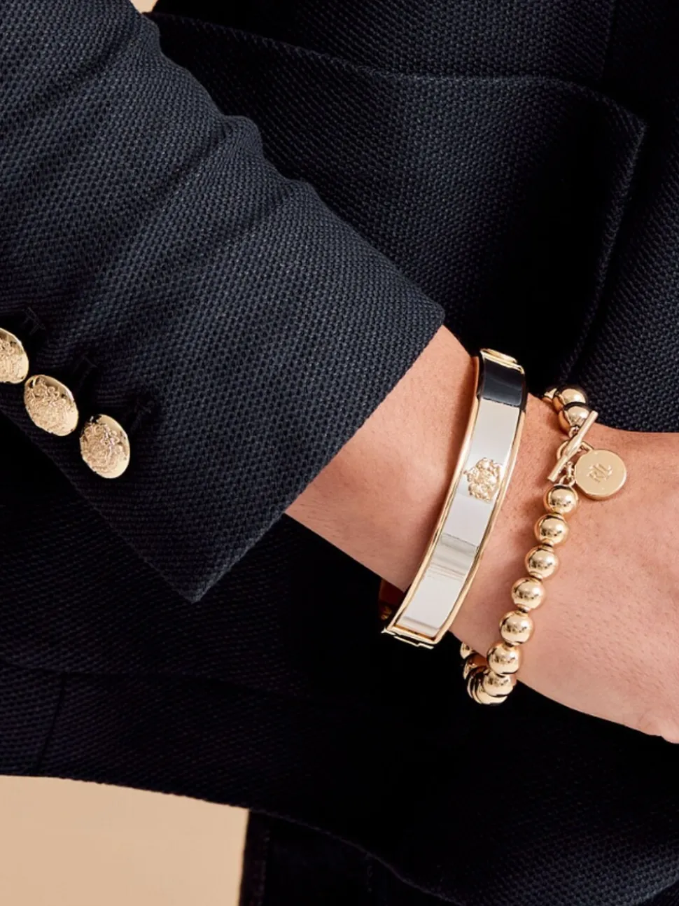 Goudkleurige armband met embleem