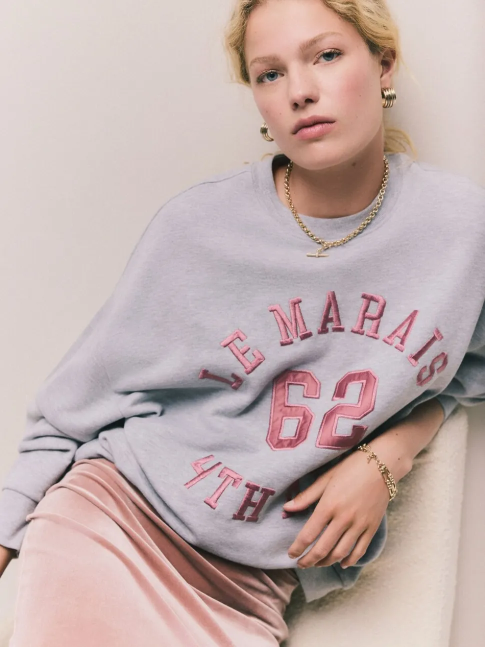 Grijs - Grafisch satijnapplicatie 'Le Marais' City sweatshirt met lange mouwen en ronde hals