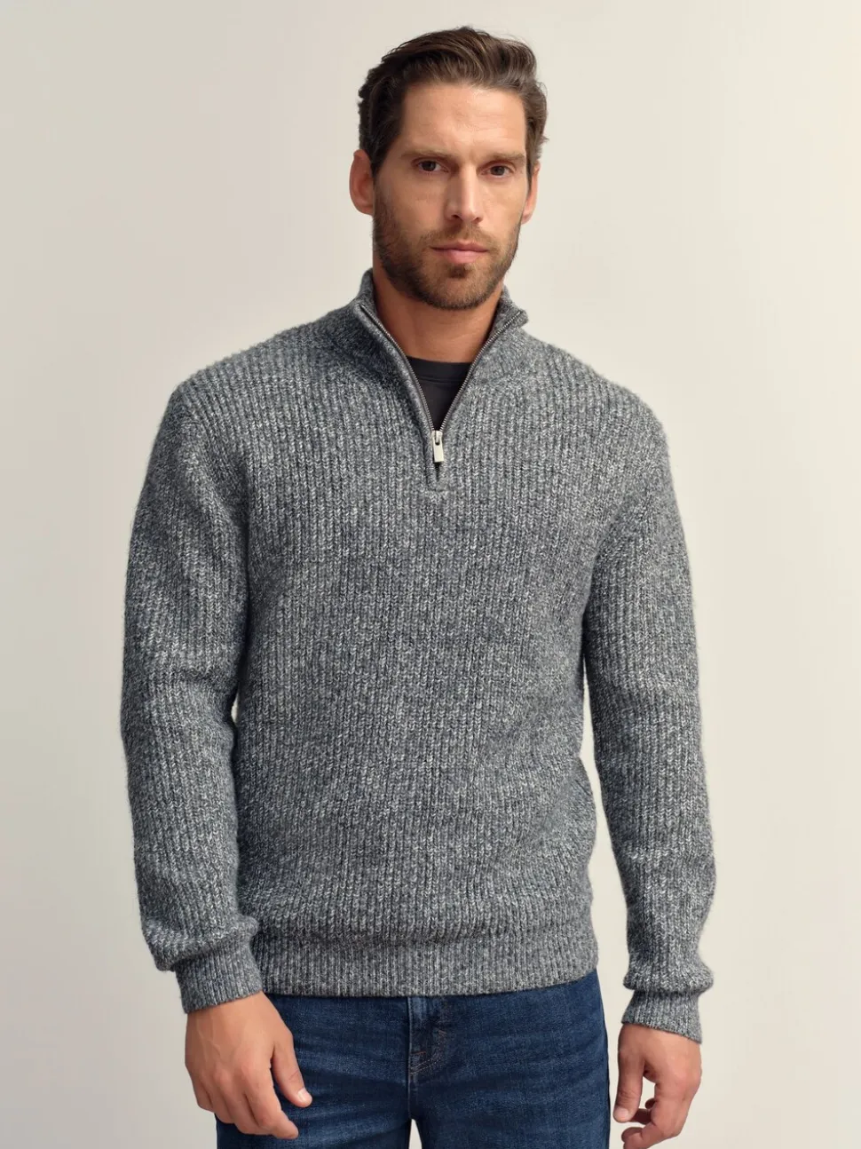 Grijs - Regular-fit gebreide trui met textuur en kwartrits bij de hals en wol