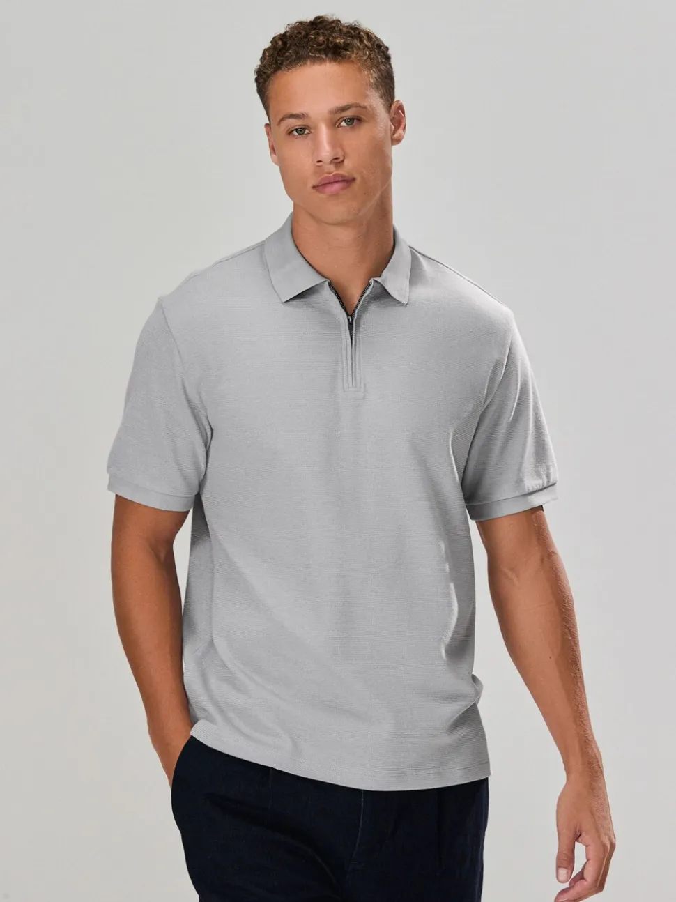 Grijs - Smart poloshirt met textuur en rits