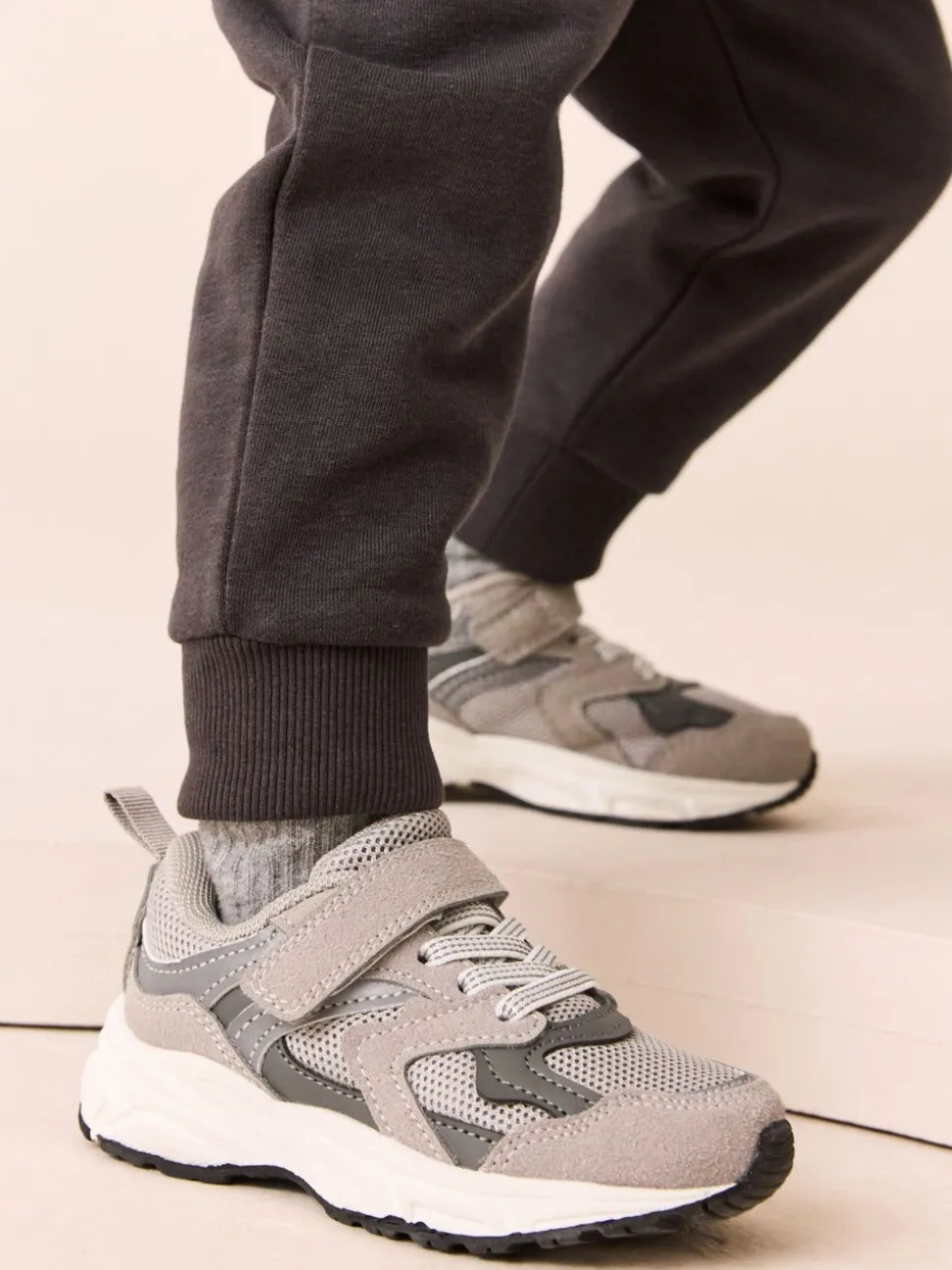 Grijs - Sneakers met klittenbandsluiting en elastische veters