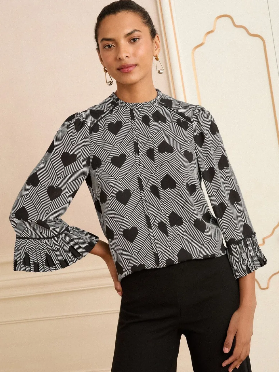 Grijs met hartjesprint - Love & Roses Crew Neck Pleated Flute Sleeve Blouse